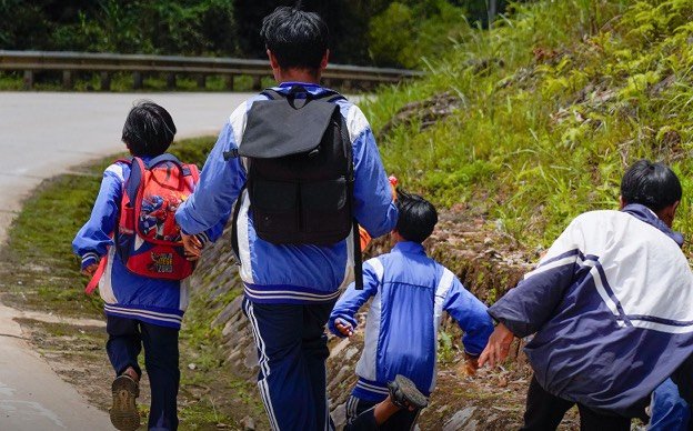 Khoai Chở Trăm Nụ Cười Về Bản Nơi thắp sáng nụ cười em thơ