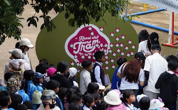 Khoai Chở Trăm Nụ Cười Về Bản Nơi thắp sáng nụ cười em thơ